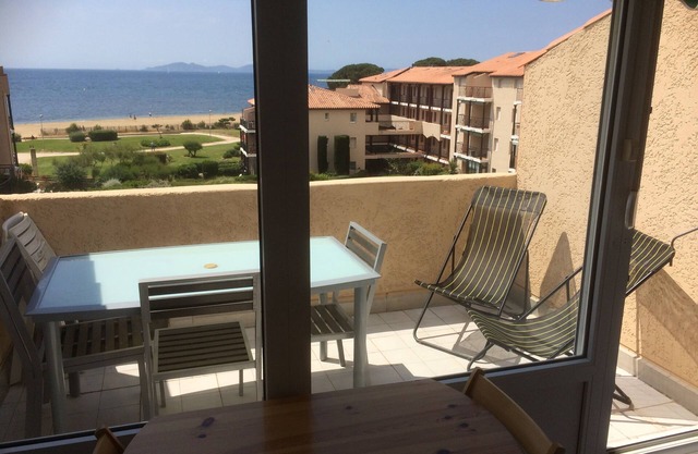 Waterfront Studio Cabin with sea-view terrace and direct beach access