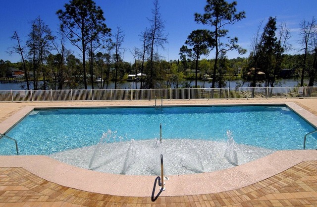 Waterfront - great fishing, peaceful & quiet, yet close to Tanger Outlets & OWA