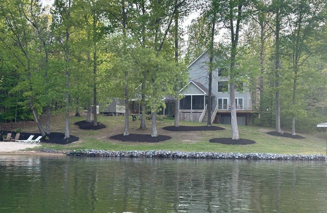 Waterfront: great views, boathouse, beach, Free Kayaks/Paddleboards PRIVATE SIDE