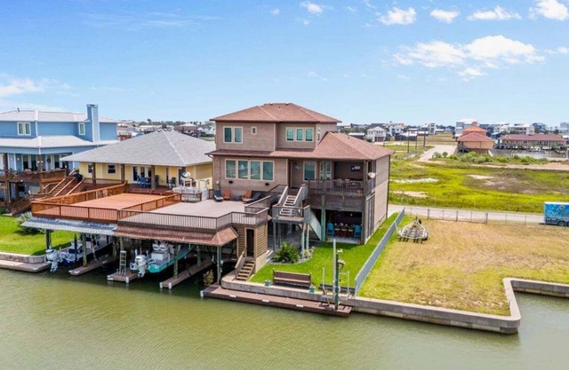 WATERFRONT Gumina Paradise