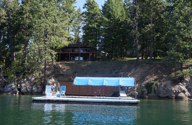 Waterfront Hayden Lake 3BD cabin, private dock & covered slip. Awesome Fishing!