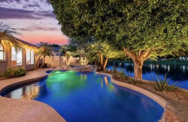 Waterfront!Heated pool, spa with therapy jets!Paddle boat, kayaks.Arcade games!