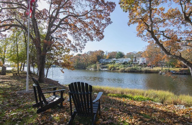 Waterfront Holiday Vacation Villa New England - 2 min from Ocean W/fireplace