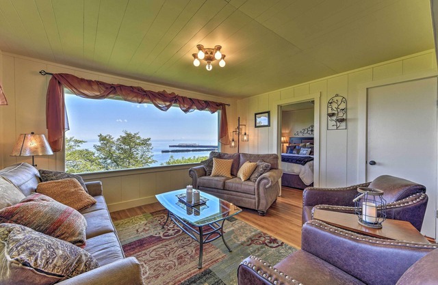 Waterfront Home ~ 6 Mi to Olympic National Park!