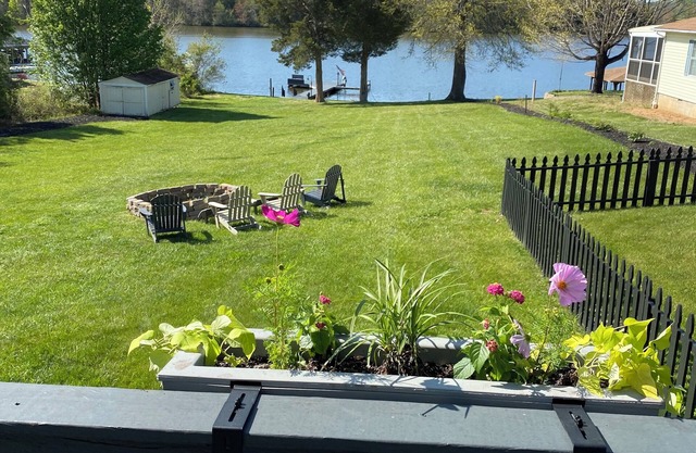 Waterfront Home Newly Renovated Beautiful Lake Views/Deck with 2 kayaks