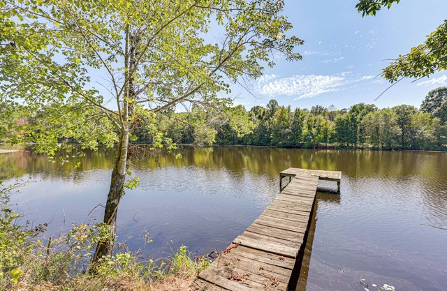 Waterfront Home w/Deck & Yard, 4 Mi to Farmville!
