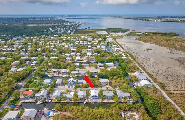 Waterfront Home with easy access to Pine Channel. Wi-Fi, 60ft seawall, Tiki Hut