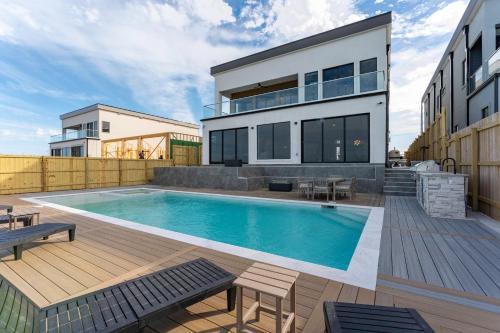 Waterfront Home with Pool Spacious Bay , Sleeps 16