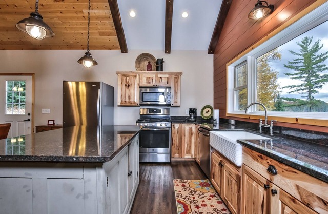 Waterfront house on 7 Mile Lake -- Gorgeous Views, Summer, Spring & Fall Fun