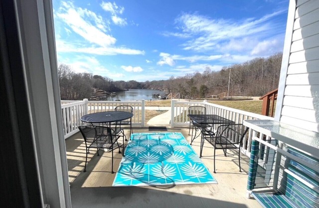 WATERFRONT -IMMACULATE-GORGEOUS SUNSETS! RESTAURANTS AND ENTERTAINMENT CLOSE BY