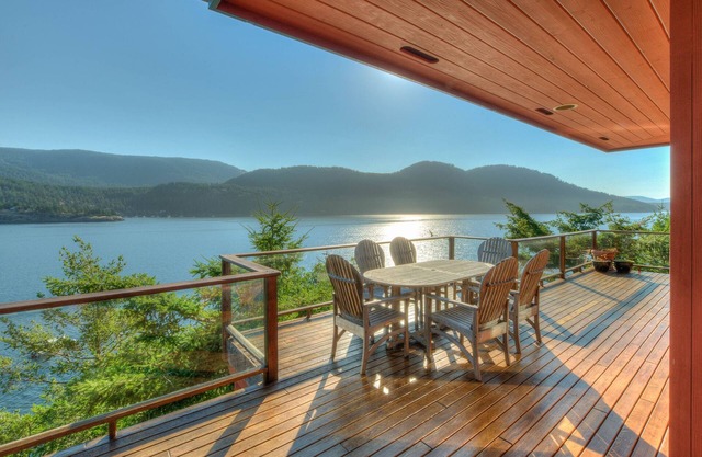 Waterfront! - Incredible views; Private rocky beach; Gourmet Kitchen; Spa/Sauna