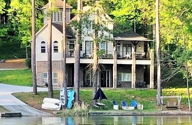 WATERFRONT kayaks, paddleboat & Beautiful Mountain Views, convenient to shopping
