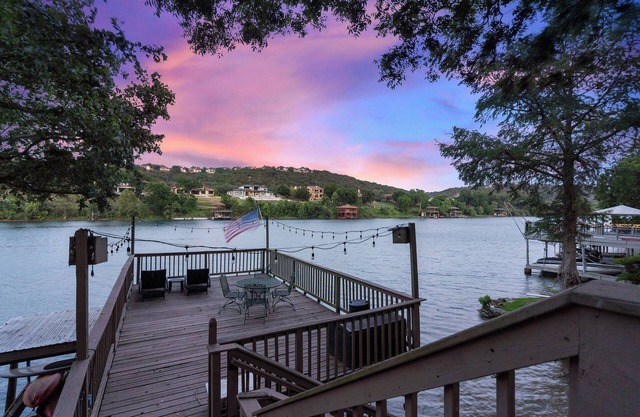 *Waterfront* Lake Austin Home ~Boat Slip~ Firepit
