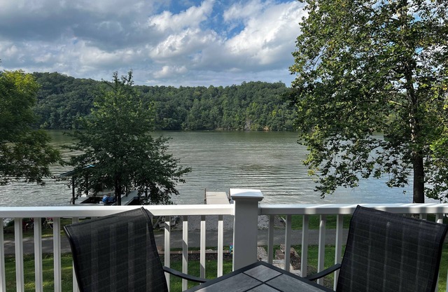 Waterfront Lake Home (Claytor Lake) near VT and RU