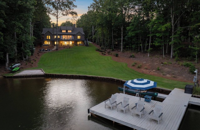 Waterfront Lake Oconee House w/Workstations & Hot Tub – 7 Bedrooms, Sleeps 14