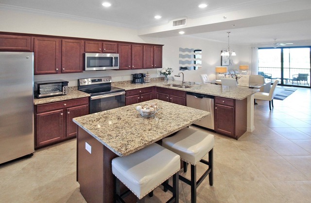 Waterfront Lakewood National condo overlooking the 11th green - Golfers Grove