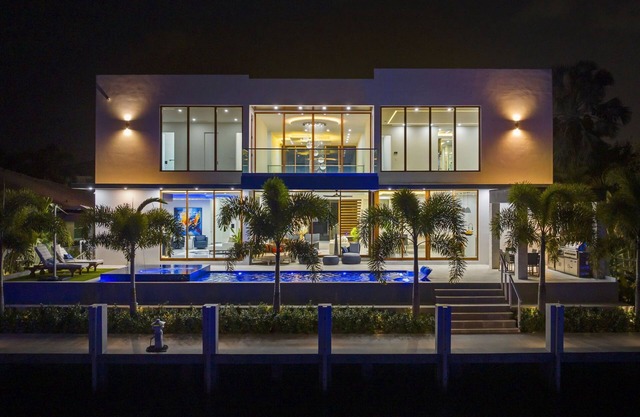 Waterfront Luxury Modern Villa sleeps 8 - 5 bedrooms, 5.5 baths
