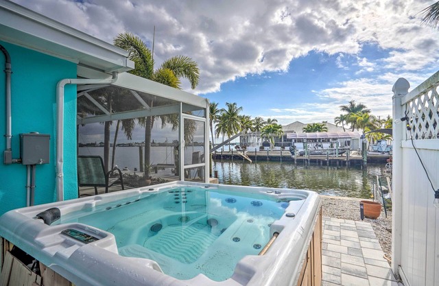 Waterfront Matlacha Home w/Hot Tub & Grill!
