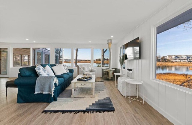 Waterfront Newly Renovated 2Beds w/Amazing Views