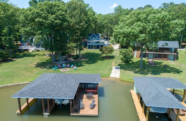 WATERFRONT, ONSITE PRIVATE BOAT RAMP, ZERO ENTRY TO WATER IN QUIET SPACIOUS COVE