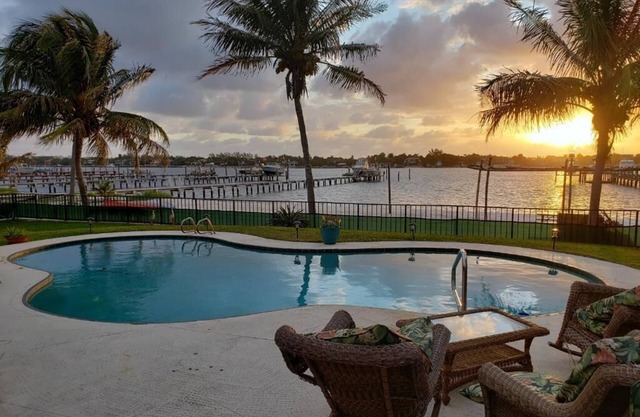 Waterfront , Paradise Luxury Intracoastal Home with Private Pool, East Lantana.