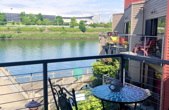 Waterfront Pearl, Great Views, w/dedicated Parking