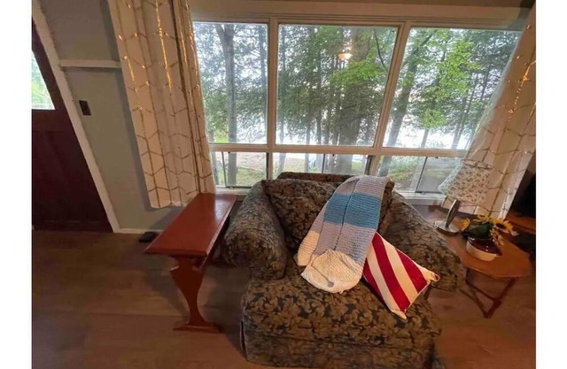 Waterfront / Private beach 4 Bedroom Lakefront Cottage