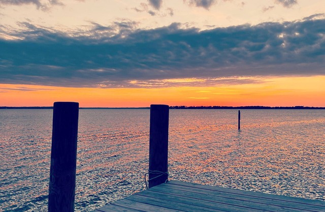 Waterfront, Private Dock, Fire Pit, Hot Tub, Screened Porch and Beach Access!