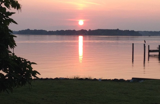Waterfront Property, kayaks, private dock, near town