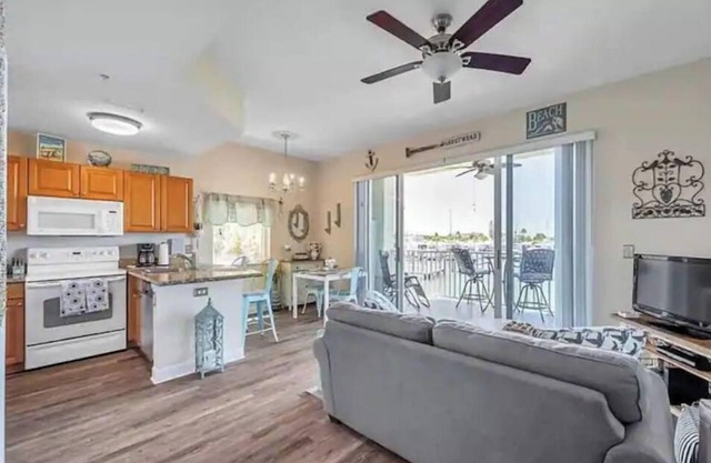 Waterfront quiet condo w Pool by Madeira Beach