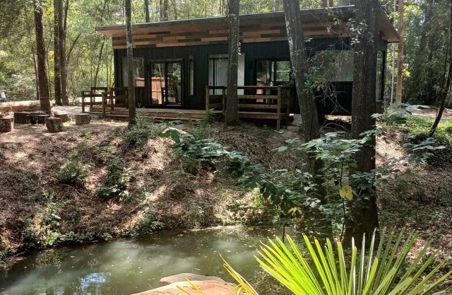 Waterfront Retreat -Fishing creek , BBQ & S'more