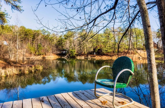 Waterfront Retreat Overlooking Pond-6 mi 2PKWY Private Dock Arcade Record Player