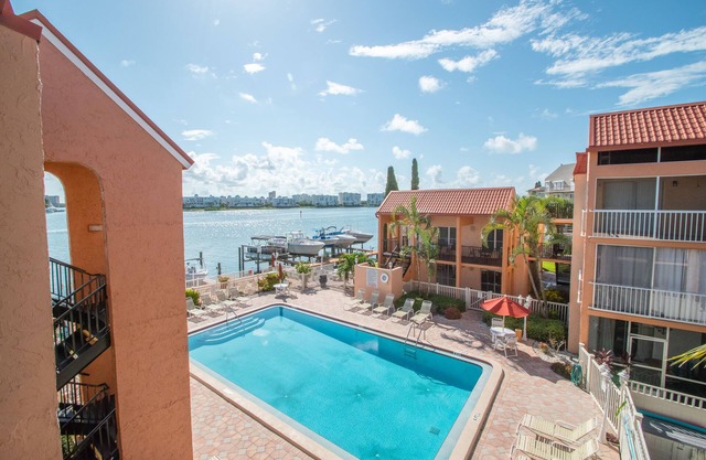 Waterfront retreat, walk to beach & town