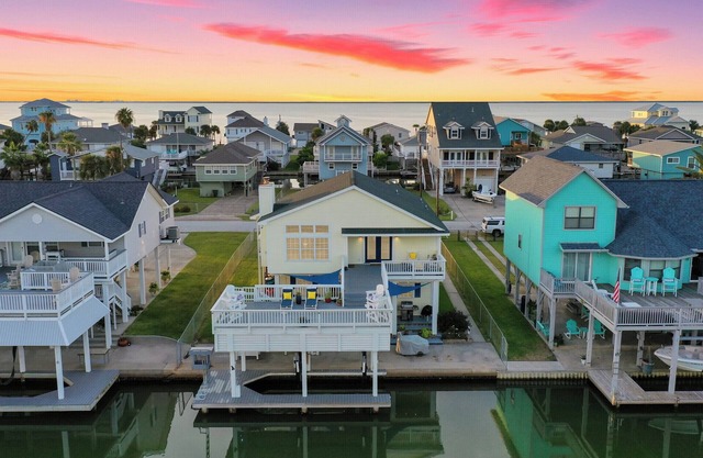 Waterfront Sea Isle Beach House ~Deck ~Boat Lift ~Kayaks ~On Canal ~Pets