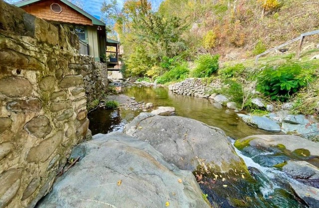 Waterfront/See And Hear Rushing Water/Hot Tub/.9 Miles 2 Downtown Gatlinburg