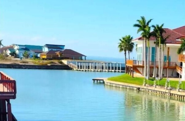 Waterfront! See April/May Special!Kayaks, Fishing Deck, Sparkling Spa, Boat Dock