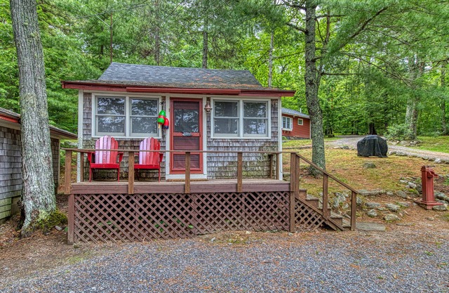 Waterfront shingled cottage with shared boat dock - near Acadia