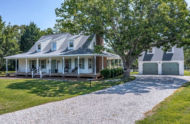 WATERFRONT Southern Living Upscale Cottage close to Main St! Time to RELAX!