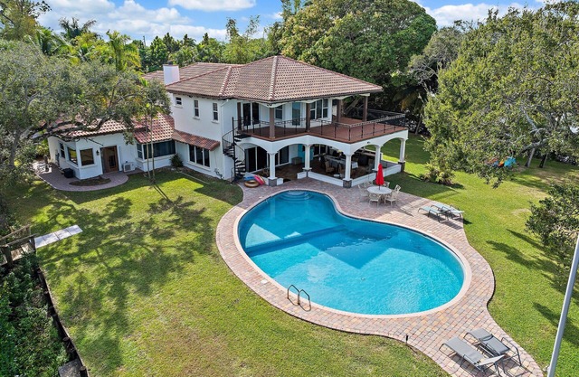 Waterfront, spectacular peninsula property views all directions, dock, sleep 16