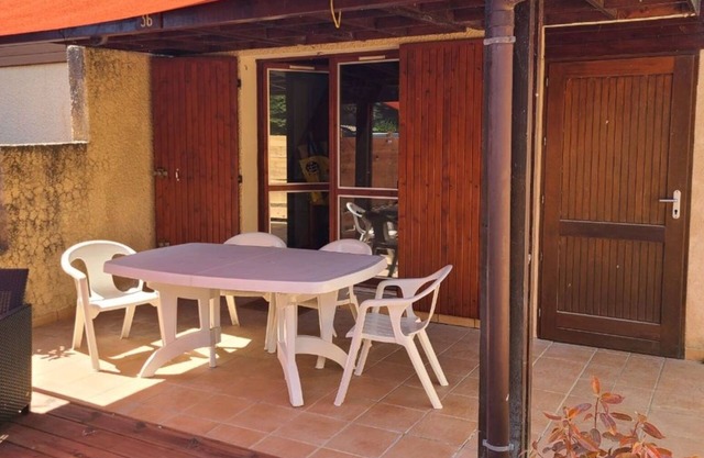 Waterfront Stay – Maubuisson | Cozy house, terrace, private parking, 100m from the lake