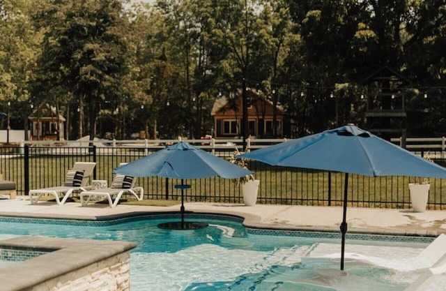 Waterfront studio w/pool - shopping and beaches