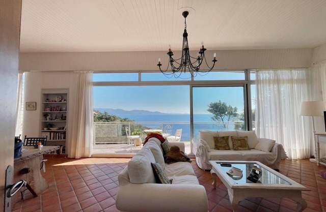 WATERFRONT VILLA IN PRIVATE ESTATE AND JANITOR OF CAP BÉNAT