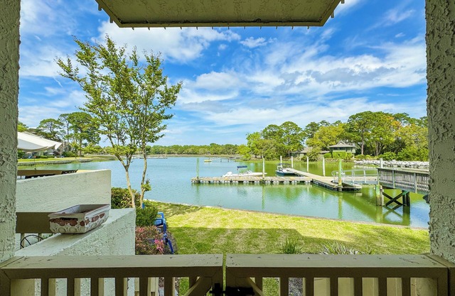 WATERFRONT VILLA W/DOCK, NEAR SALTY DOG, BEACH & PICKLEBALL COURTS