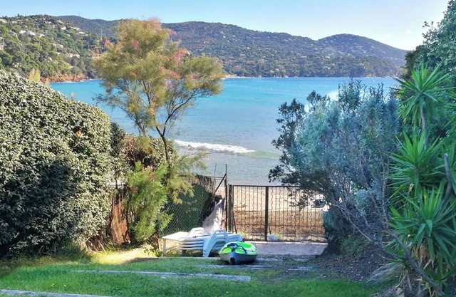 Waterfront villa on sandy beach, private beach, pets welcome.