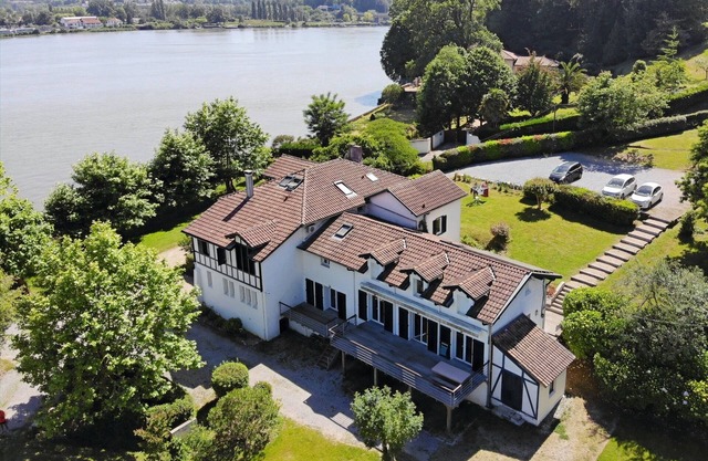 Waterfront villa - Swimming pool and tennis court