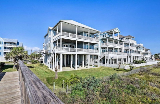 Waterhouse at Pointe West Residence I, Luxury Beach Front with Ocean Viewsnn