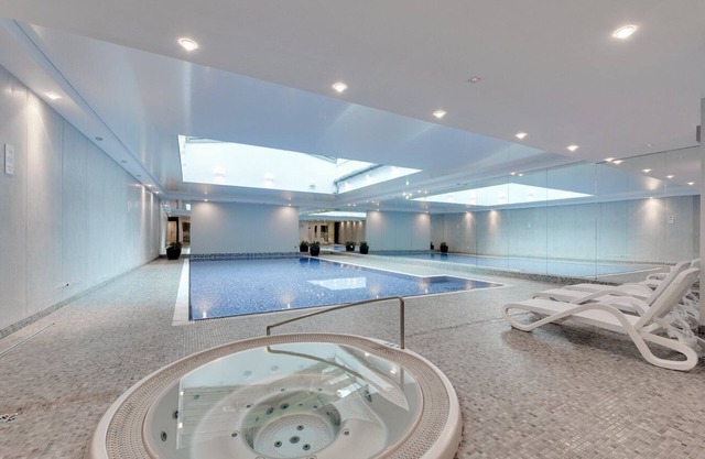 Waterlane Riverside - SPA, Pool, Gym & Parking by Downtown Apartments