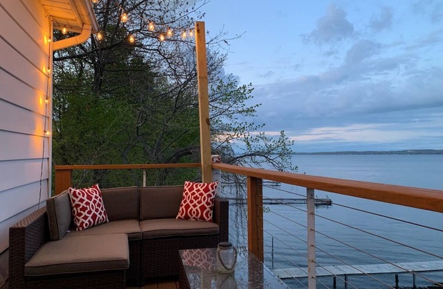 Water’s Edge Lakefront w/Kayaks, Fire Pit & Dock