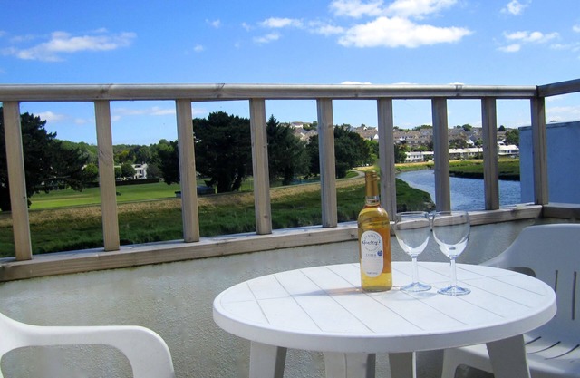 Waterside Cottage Wadebridge River views Camel Trail Cycling Free Wi-Fi Cornwall