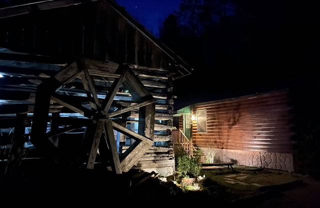 Waterwheel Cabin! Whitewate, Hottub,Casino,Hiking,Fishing. 40"smart TV bedrooms